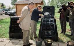 Gradonačelnik Milan Bandić demonstrira kompostiranje