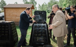 Ministar zaštite okoliša i energetike Slaven Dobrović i gradonačelnik Milan Bandić demonstiraju komp